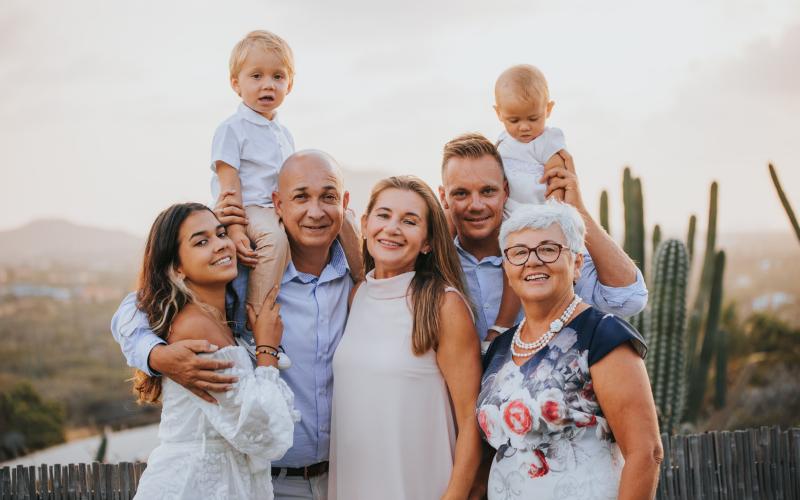 Ein Familienfoto mit Eltern, Kindern, Großeltern und Partnern