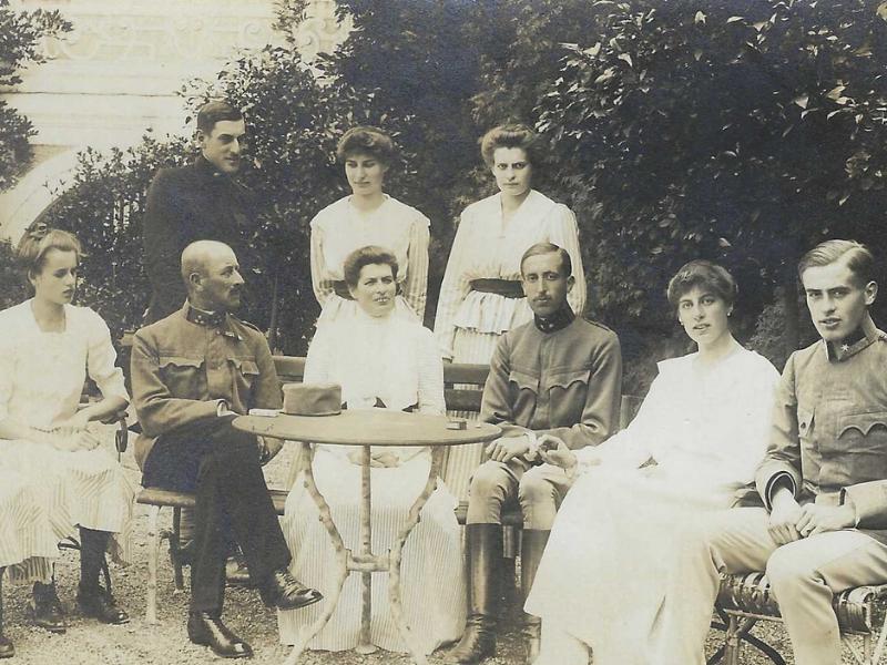 Ein altes schwarz-weißes Foto einer Familie