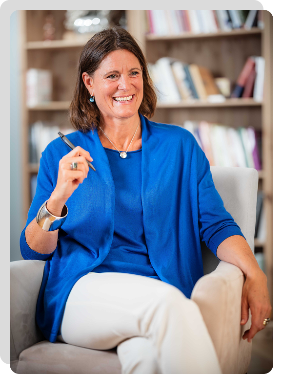 Katharina Plange im Coaching-Gespräch im Sessel, blaues Outfit