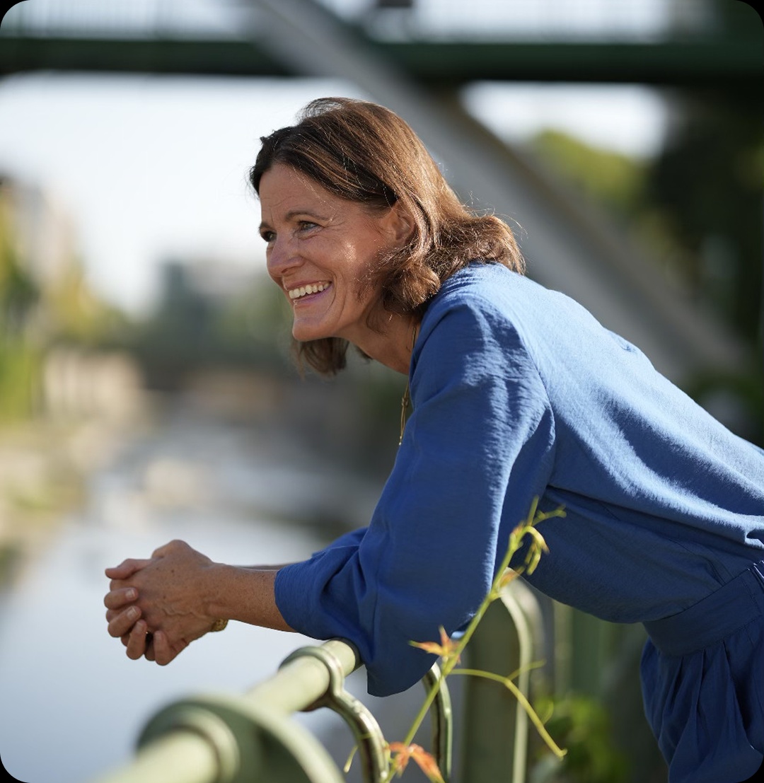 Katharina Plange stehend am Geländer, Business Portrait