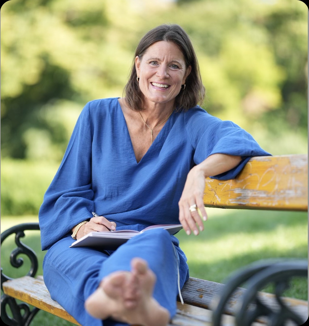 Katharina Plange sitzend auf einer Bank, Portrait im Business-Kontext
